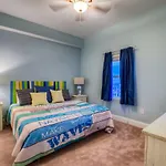 Large 3 Bd Penthouse 2012 In Laketown, Great Views And Amenities!