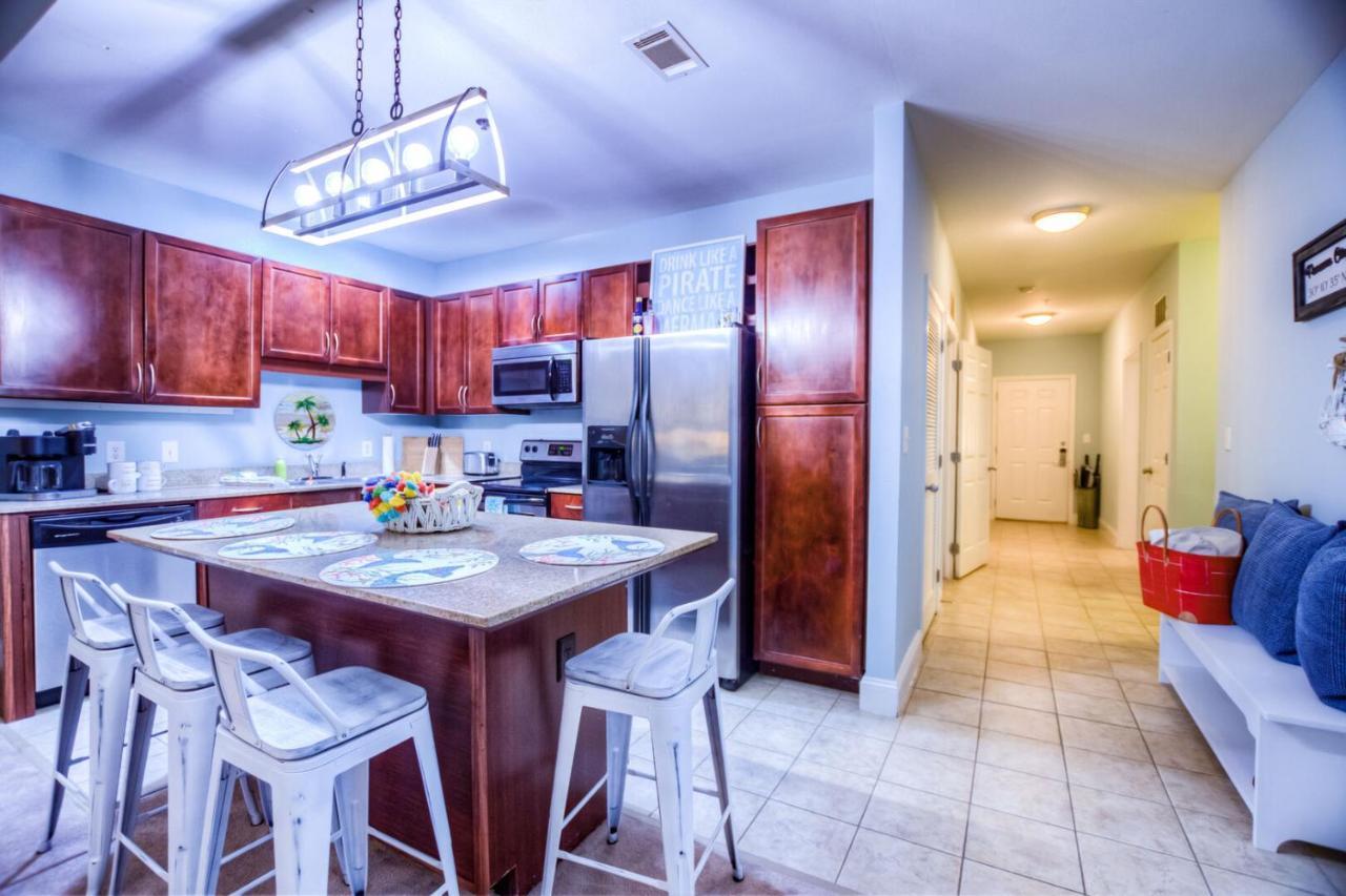 Large 3 Bd Penthouse 2012 In Laketown, Great Views And Amenities! Holiday home