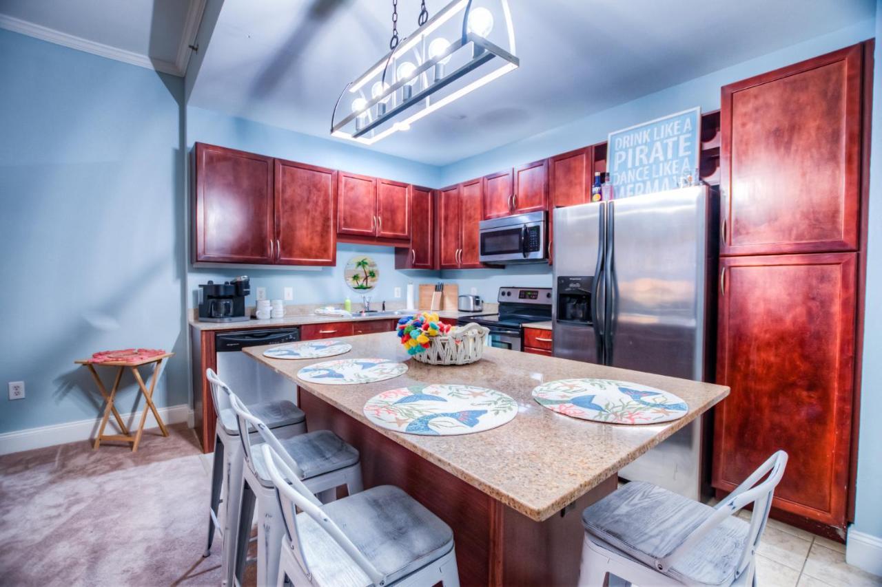 Large 3 Bd Penthouse 2012 In Laketown, Great Views And Amenities! Holiday home