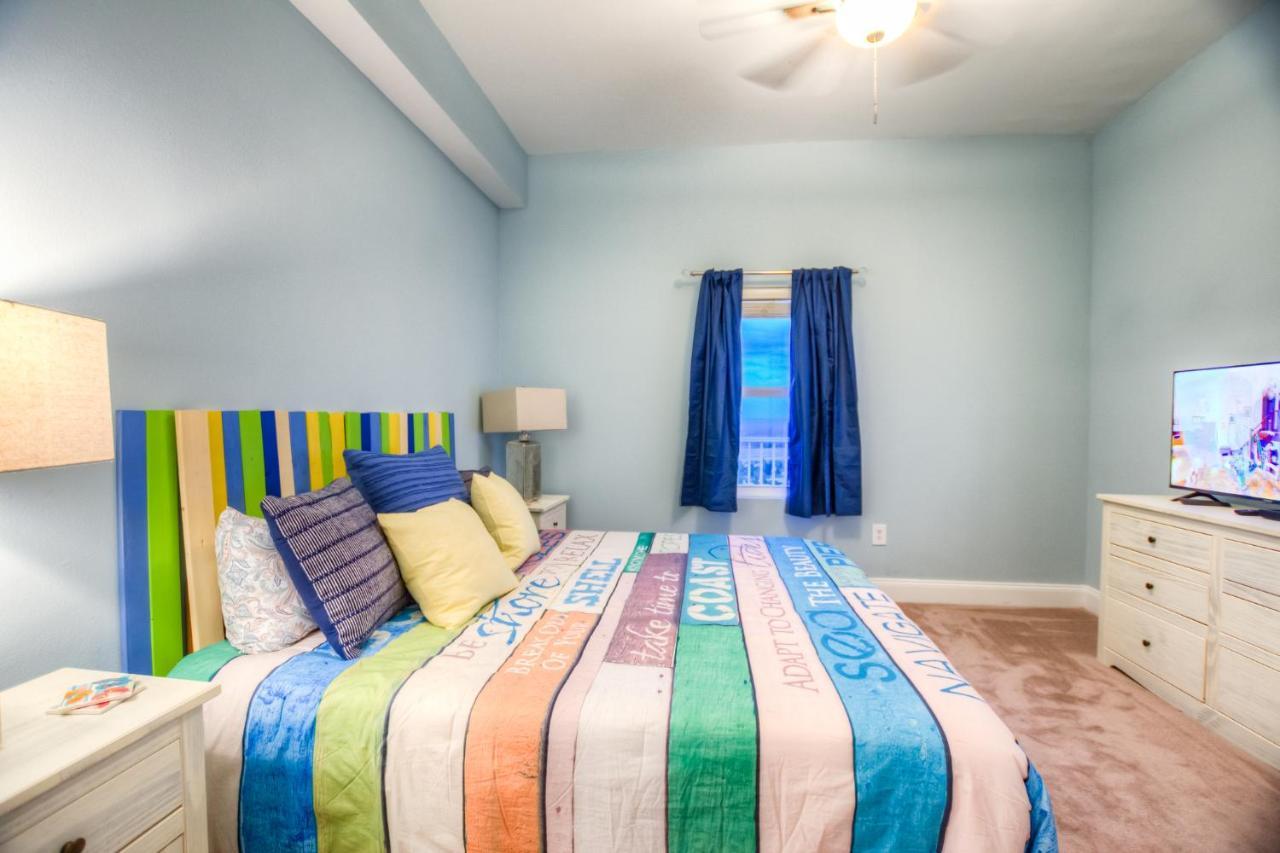 Large 3 Bd Penthouse 2012 In Laketown, Great Views And Amenities!