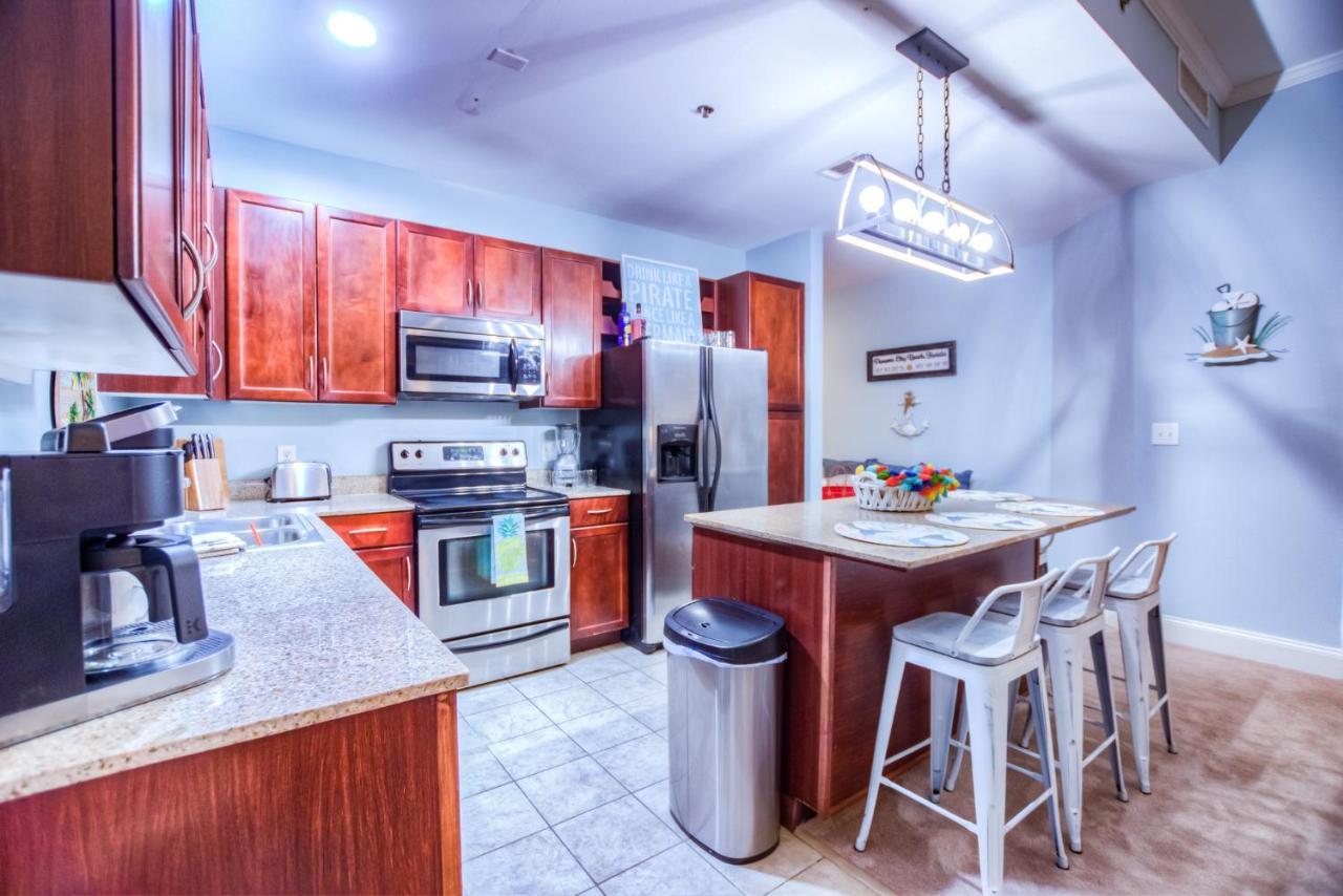 Large 3 Bd Penthouse 2012 In Laketown, Great Views And Amenities! *