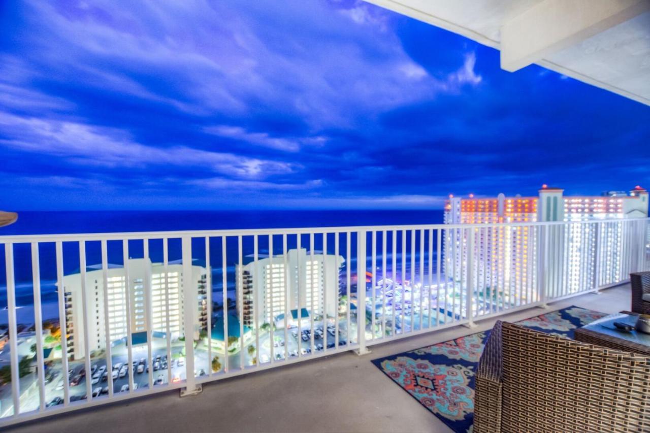Large 3 Bd Penthouse 2012 In Laketown, Great Views And Amenities! Holiday home *
