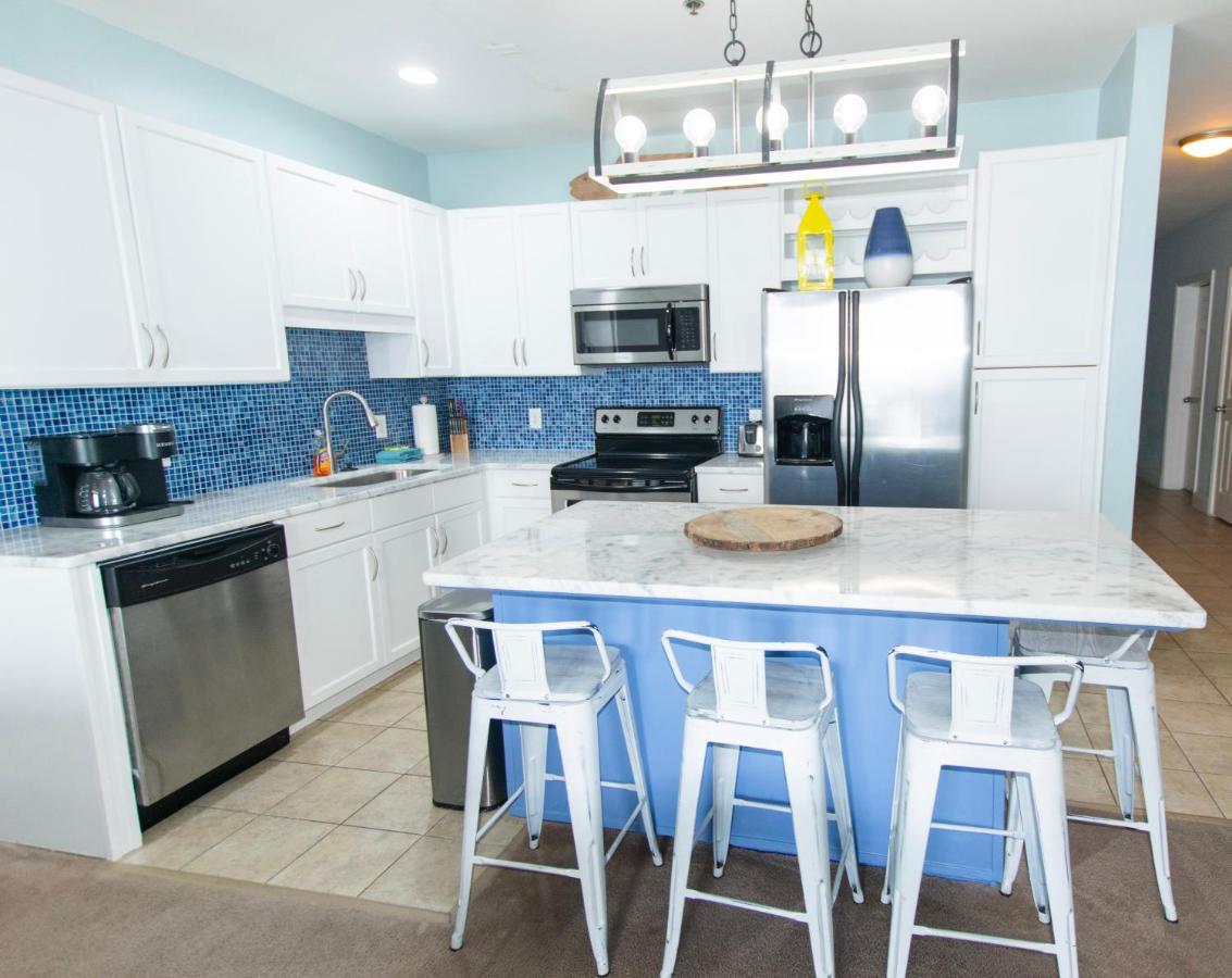 Large 3 Bd Penthouse 2012 In Laketown, Great Views And Amenities! Holiday home